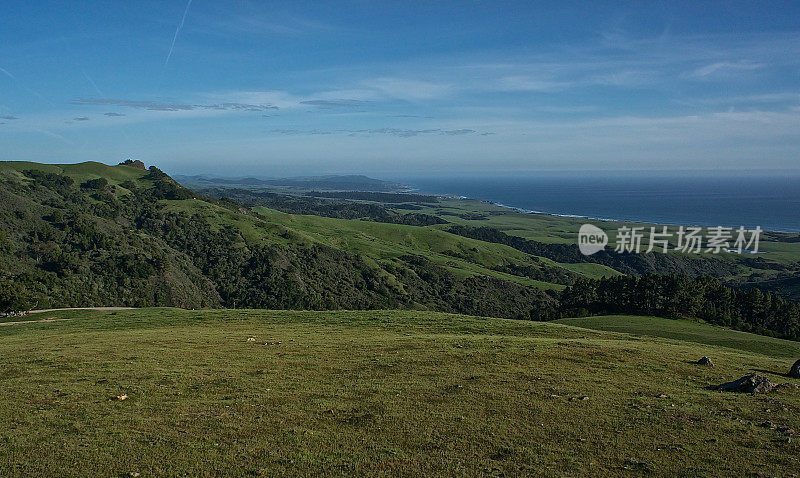 在San Simeon, CA附近起伏的山的景观